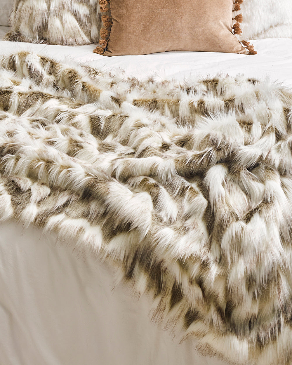 SNOWSHOE HARE FAUX FUR THROW