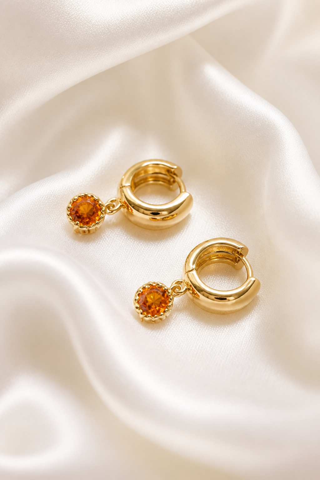 APRICOT AMBER ROUNDS ON HUGGIES - GOLD