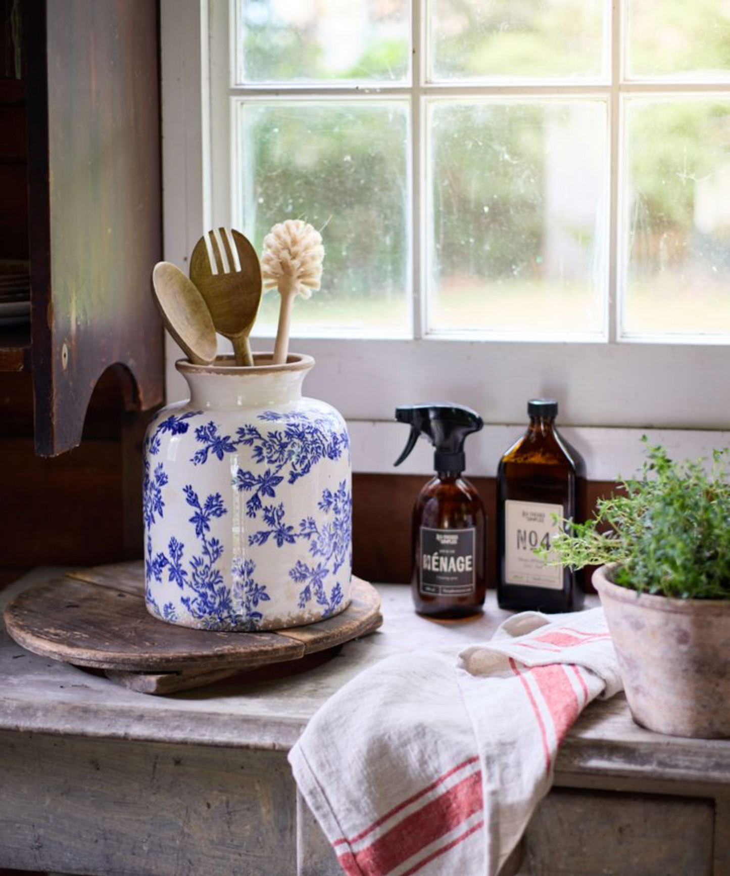 BLUE FLORAL VESSEL
