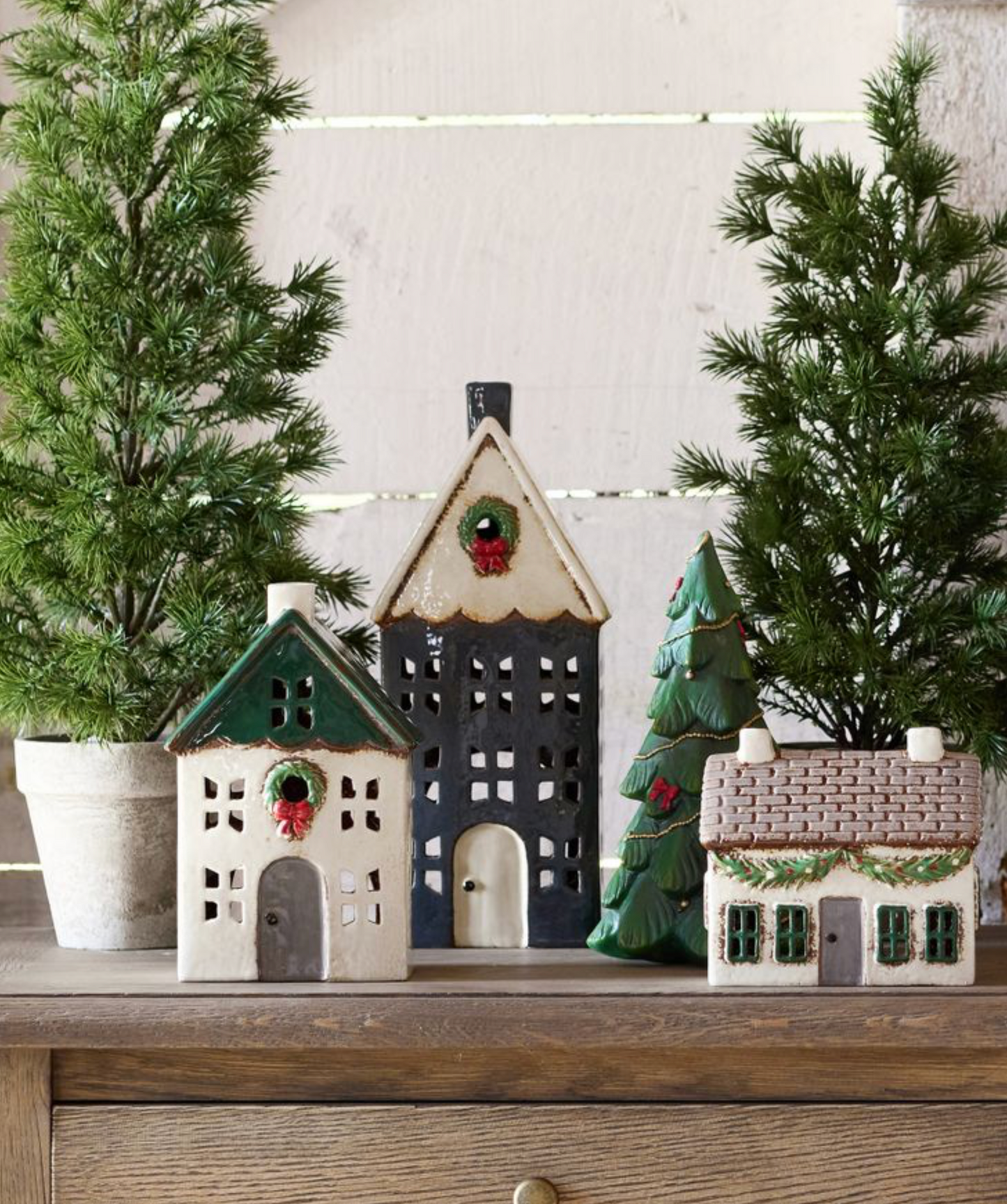 PRE ORDER: CHRISTMAS TEALIGHT HOUSE GREEN WITH WREATH - SMALL