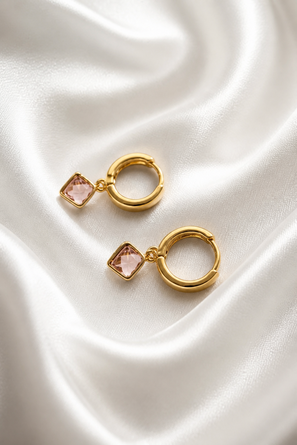 PETITE PINK RHOMBUS ON HUGGIES - GOLD