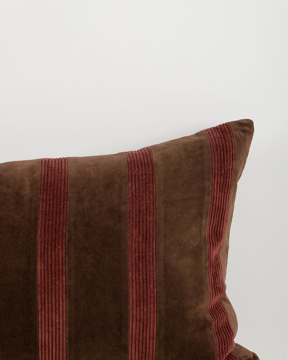 HUXLEY LODGE CUSHION - CHOCOLATE / CHERRY