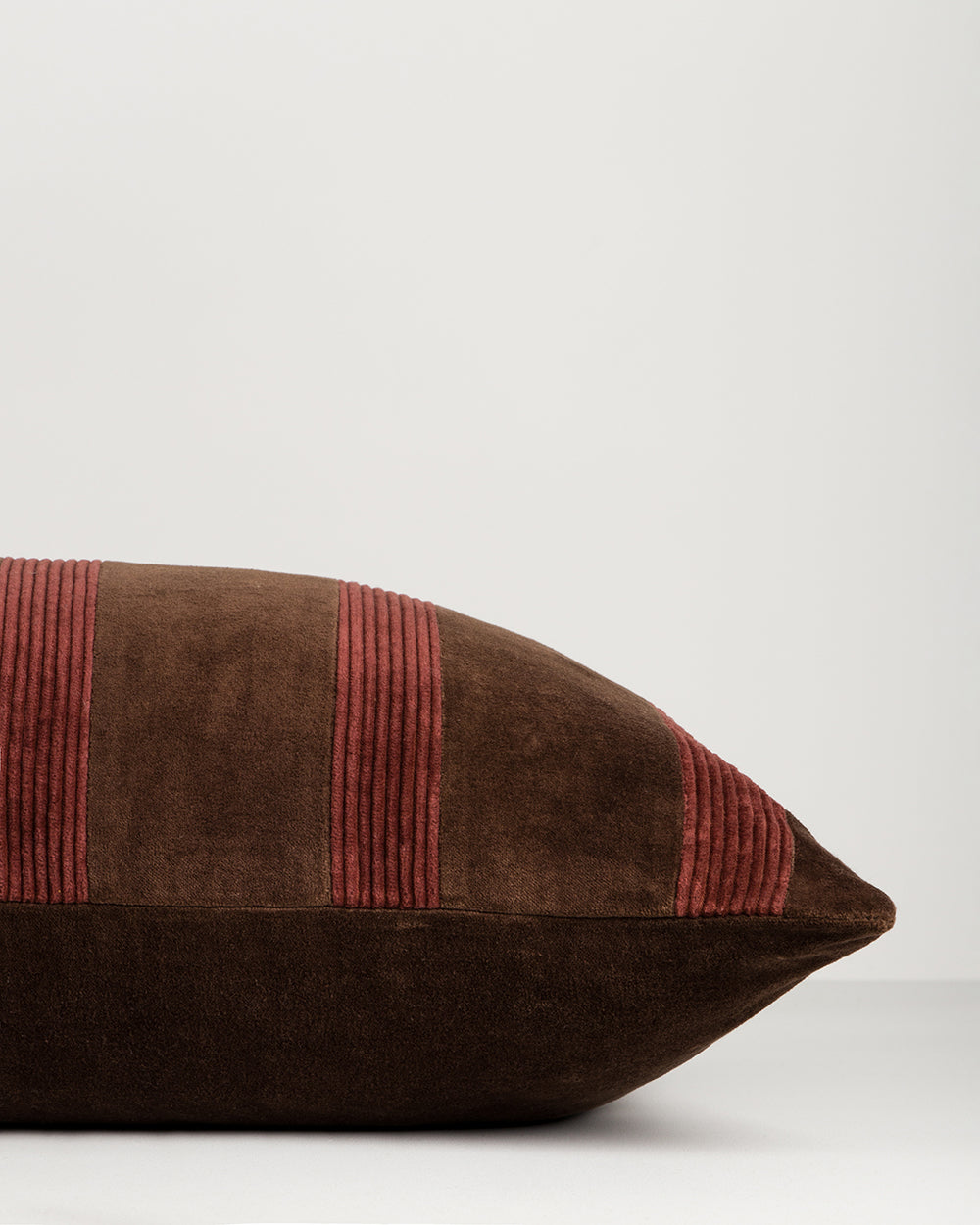 HUXLEY LODGE CUSHION - CHOCOLATE / CHERRY