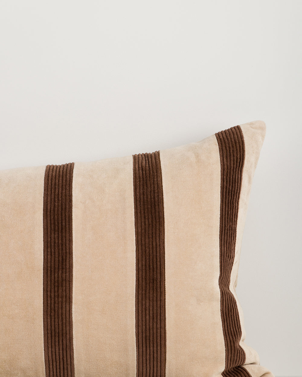 HUXLEY LODGE CUSHION - NATURAL / CHOCOLATE