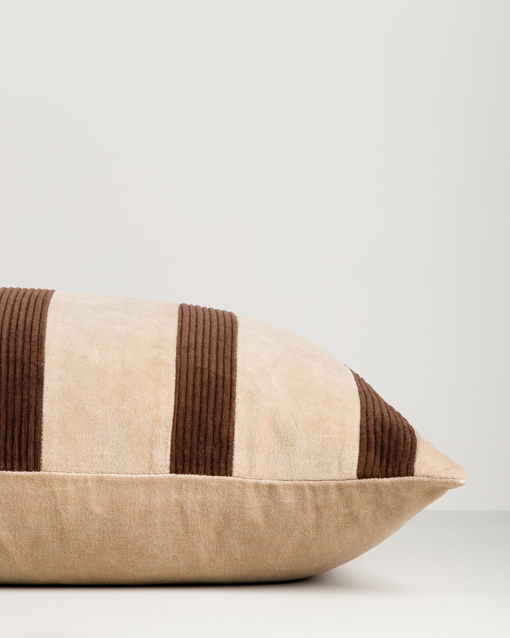 HUXLEY LODGE CUSHION - NATURAL / CHOCOLATE