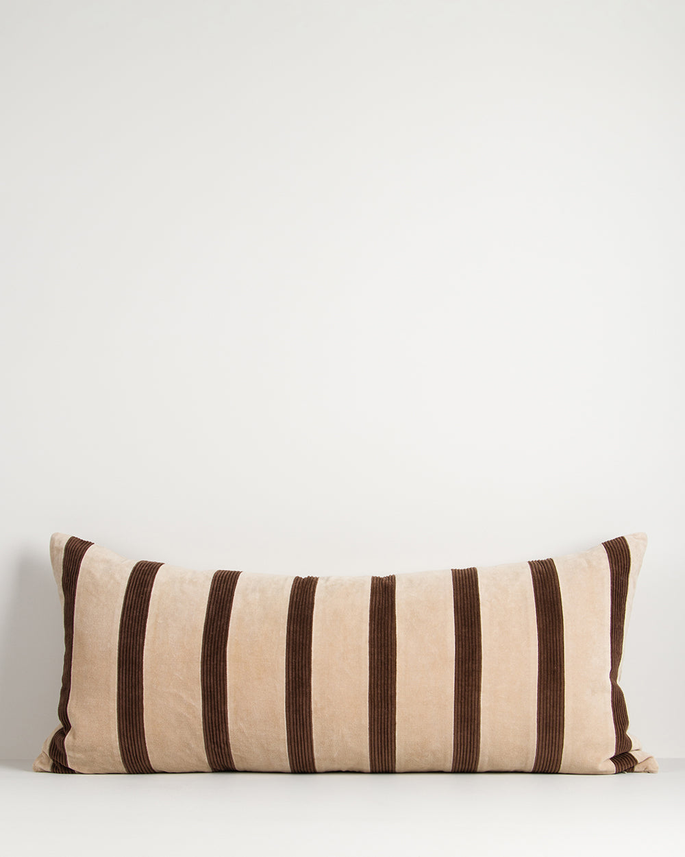 HUXLEY LODGE CUSHION - NATURAL / CHOCOLATE